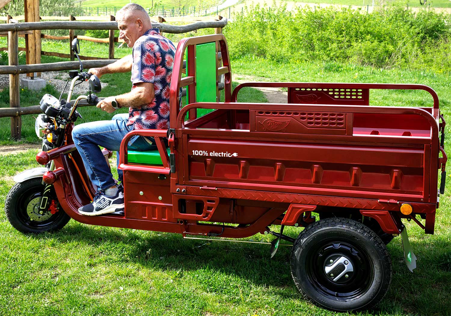 Move Eco Cargo 500 Elektro -Dreirad mit Kippmulde Gruen Seite Links mit Fahrer